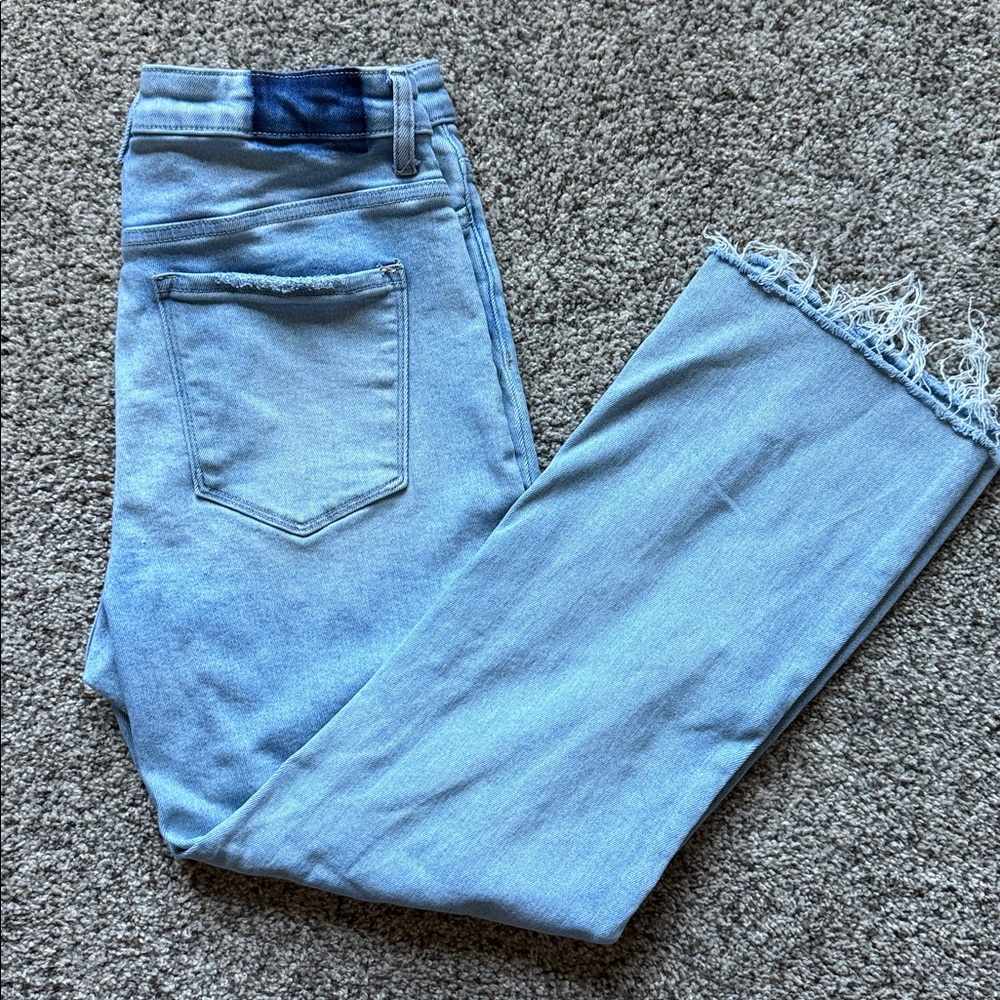 High-Rise Light Wash Women's Jeans with Frayed Hem